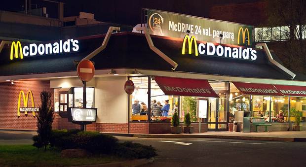 Crolla il gazebo da McDonald's, bimbo di 7 anni colpito alla testa mentre cena con il papà: è in fin di vita