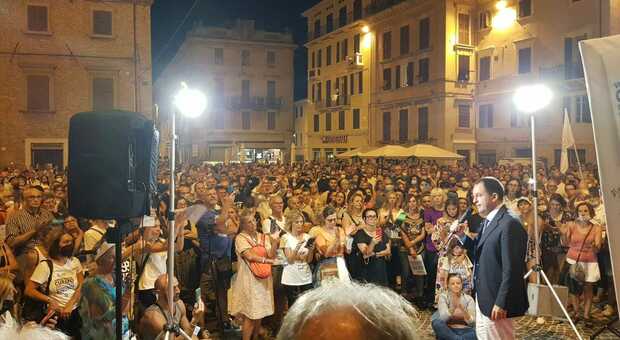 Per le terapie domiciliari Covid folla in piazza a Osimo senza mascherina: ignorate le misure anti-contagio