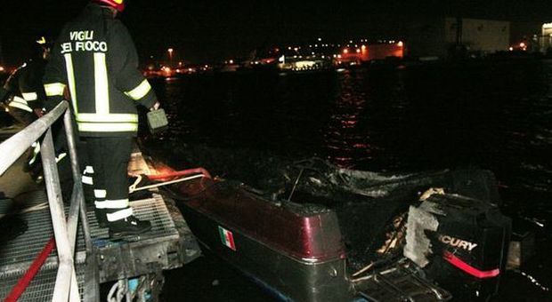 Barca in fiamme ​Paura a Marina Dorica