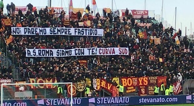 Venezia-Roma, la Curva Sud si schiera con la società per la questione arbitri: «Noi daremo sempre fastidio. Siamo con te»