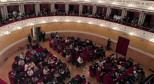 Anteprima a Fano, la Traviata in versione transgender piace agli studenti pesaresi: «Cosa c'è di scandaloso?»