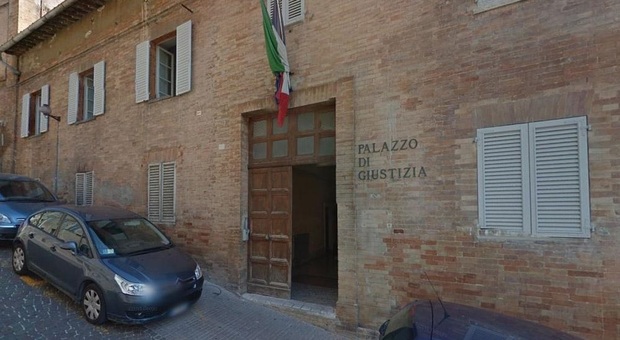 Urbino, sesso a pagamento tra le sorelline minorenni e gli anziani: negata la perizia psichiatrica