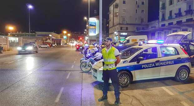Ancona, in sette su un'auto: scatta la multa della polizia locale