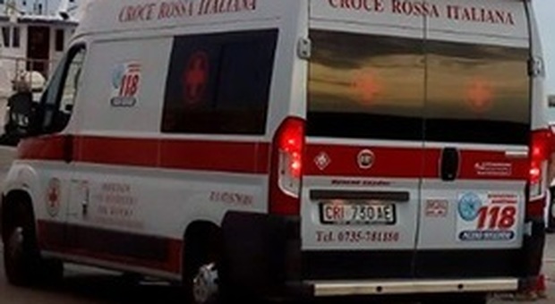 San Benedetto, volano a terra dopo lo scontro tra auto e scooter: due ragazzini all'ospedale