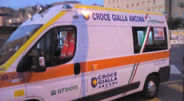 Un'ambulanza della Croce Gialla intervenuta sulla statale per soccorrere l'automobilista