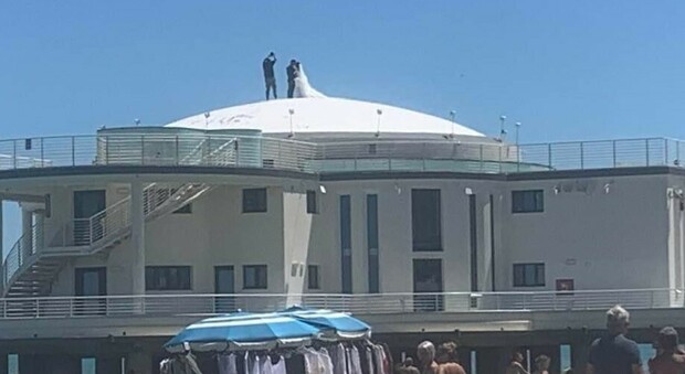 Foto degli sposi sul tetto della Rotonda, l ira del sindaco: «E' proibito e pericoloso. Ora li identifichiamo per punirli»
