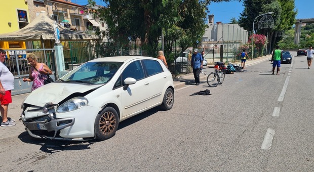 Con lo scooter si scontra con un'auto: muore uomo di 52 anni poco dopo l'arrivo in ospedale