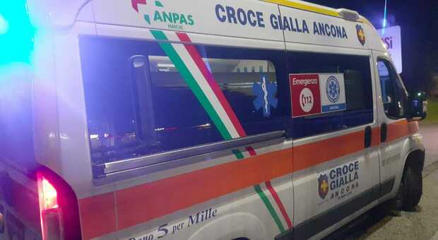 Ancona, malore in casa ma il soccorso è difficoltoso: servono tre ore prima di portarlo all'ospedale