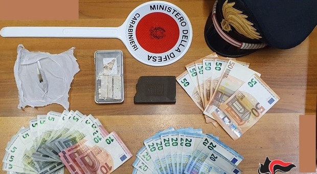 Ventenne trovato dai carabinieri con marijuiana e soldi: scatta l'arresto
