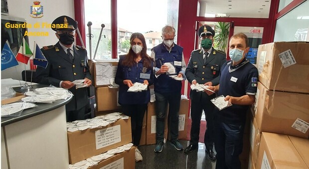 Sequestrate 36000 mascherine irregolari importate dalla Cina e requisite diecimila tute monouso consegnate alla Protezione civile