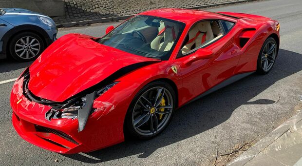 Esce dalla concessionaria con una Ferrari da 300mila euro, si schianta dopo tre chilometri