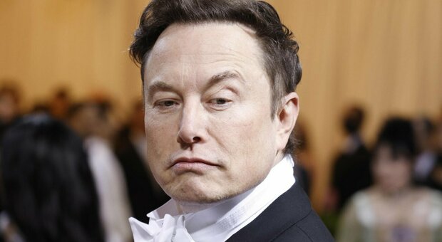 Elon Musk blocca l'acquisto di Twitter: «Accordo temporaneamente sospeso»