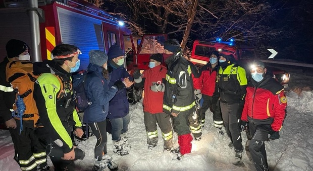 I due giovani tratti in salvo con i soccorritori