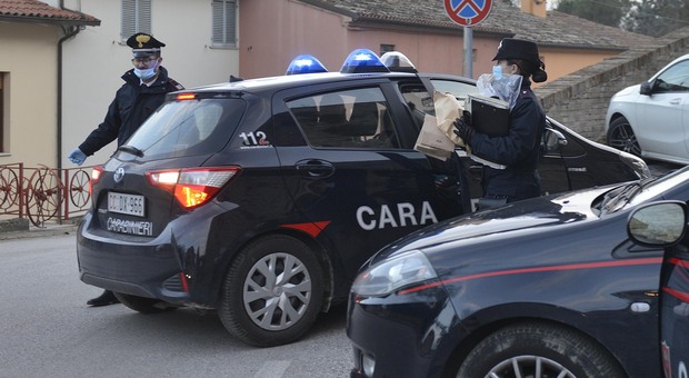 Coppia trova in casa uno sconosciuto, il marito minacciato con un coltello: il giovane rintracciato e denunciato dai carabinieri