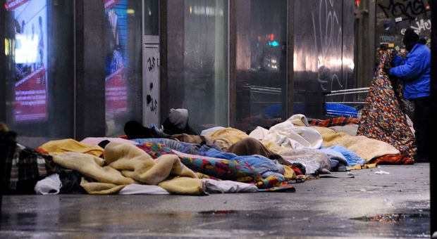 Milano: clochard trovato morto fuori dalla metro, era coperto da un piumone