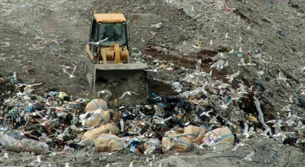 Sindaci divisi sulla scelta della discarica dove smaltire i rifiuti, l'aumento della Tari è dietro l'angolo (Nella foto: la discarica di Relluce)