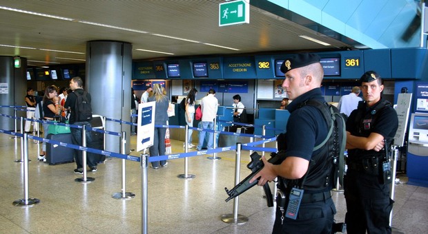 La polizia all'aeroporto di Fiumicino dove è stato arrestato il latitante jesino