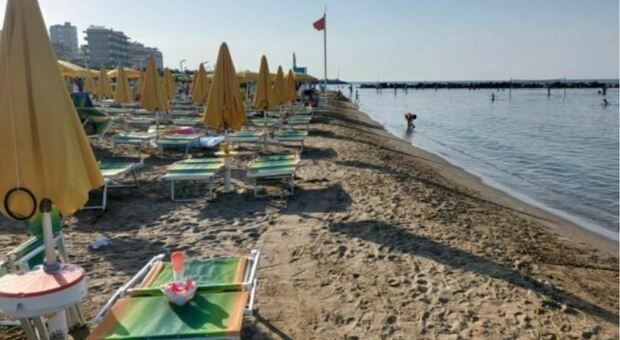 Mareggiate incubo dei bagnini di Pesaro: «Hanno eseguito un ripascimento fallimentare, non ci sono posti per i turisti»