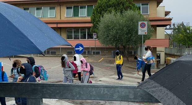 Gli studenti in attesa sotto la pioggia