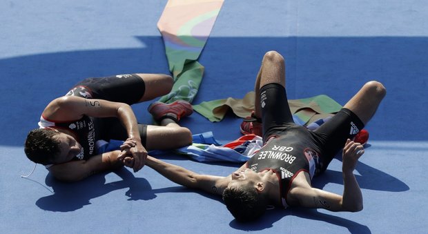 Rio 2016, Alistar Brownlee oro nel triathlon, aspetta il fratello Jonathan che vince l'argento