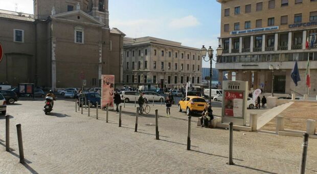 Piazza della Repubblica, cerniera tra porto e centro di Ancona