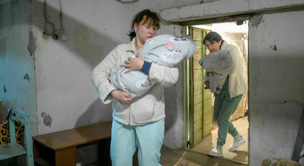 Ucraina, ospedale in ostaggio a Mariupol: nemmeno i malati si salvano. Kiev teme un attacco pesante