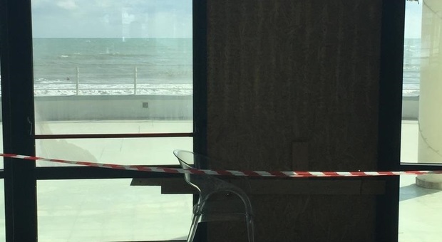 Senigallia, il vento rompe una vetrata: Rotonda chiusa fino alla prossima settimana