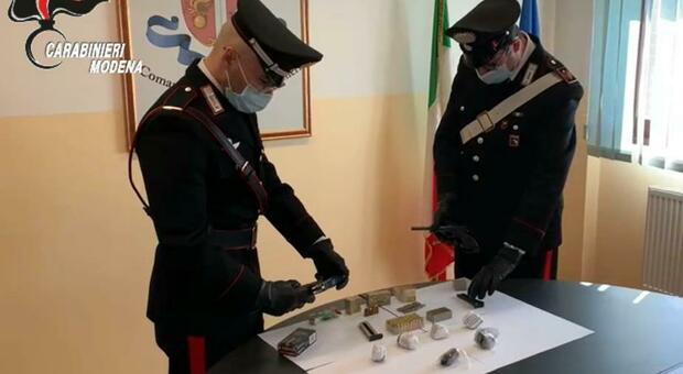 Le armi sequestrate dai carabinieri a Modena
