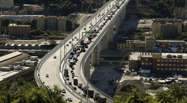 Ponte di Genova, auto rallentano per scattare i primi selfie: è subito caos traffico