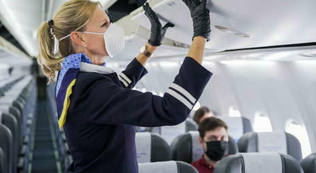 Si rifiuta di mettere la mascherina in aereo e mostra il lato B alle hostess: ora rischia vent'anni