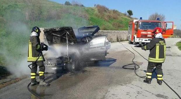 Prende fuoco all'incrocio Paura per un'auto a metano