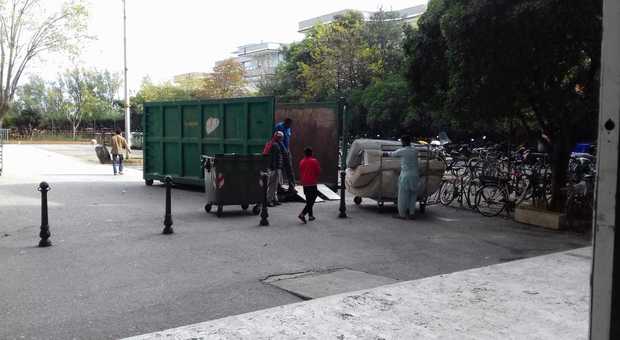 Porto Recanati, pulizie all’Hotel House. Via la spazzatura dalle aree comuni