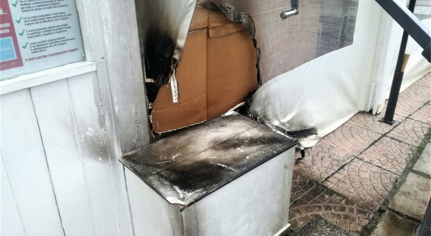 Porto sant'Elpidio, incappucciato con tanica e accendino cerca di incendiare una gelateria: fiamme spente da un ragazzo