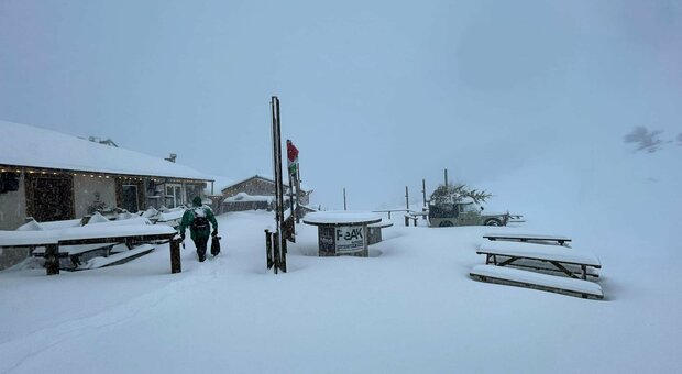 Ecco la neve, suona l'adunata per gli sciatori: «Domani impianti aperti, in pista non serve il Green pass»