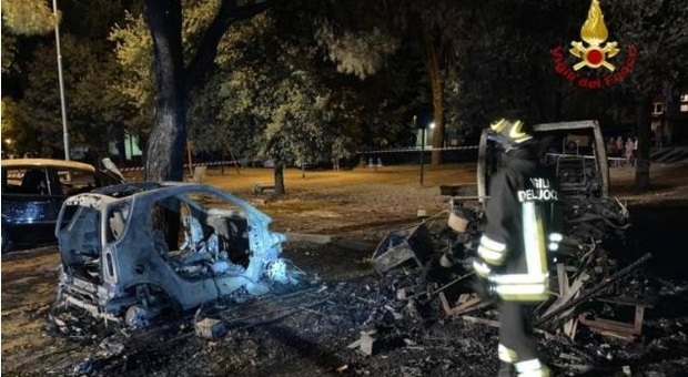 Vallefoglia, l'auto prende fuoco e ne incendia altre quattro e un camper: mezzi inceneriti