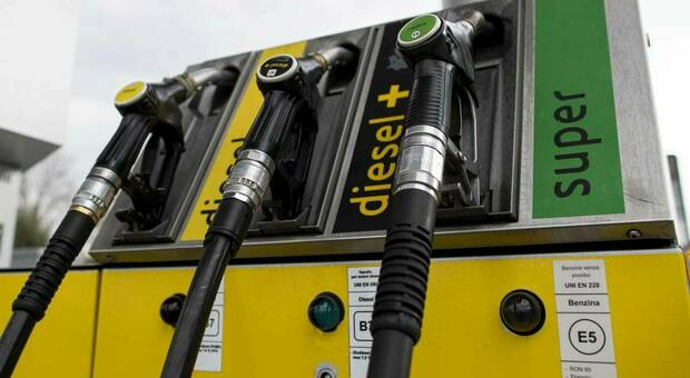 Benzina e diesel, i prezzi continuano a salire: ecco quanto costa oggi il carburante
