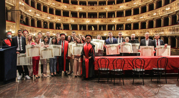 Altri 22 infermieri con la laurea, è festa al teatro dell'Aquila: «Oggi il vostro lavoro è sempre più decisivo»