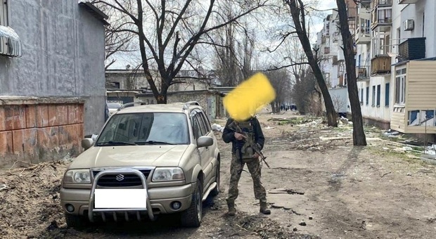 Ucraina, svelato il "giallo" delle auto britanniche al fronte: ecco chi le invia e perchè