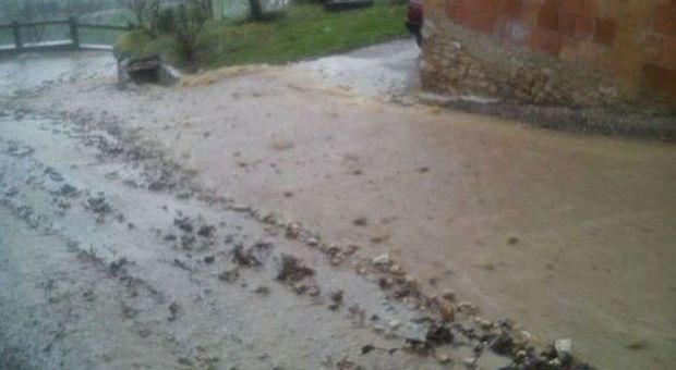 Senigallia, frane per la pioggia Il Comune chiude due strade
