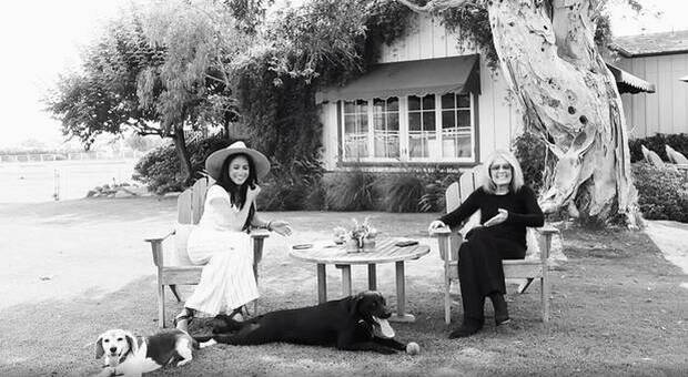 Meghan Markle, sandali e cappello di paglia per l'incontro con Gloria Steinem nella nuova casa
