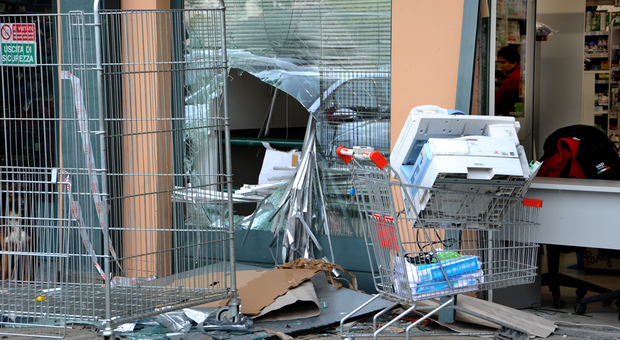 Saltara, spaccata al supermercato: ladri in fuga con la cassaforte piena