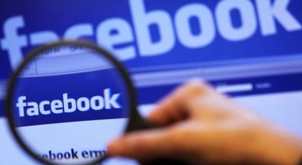 Facebook, spiare profilo del partner è reato: ecco che pene si rischiano