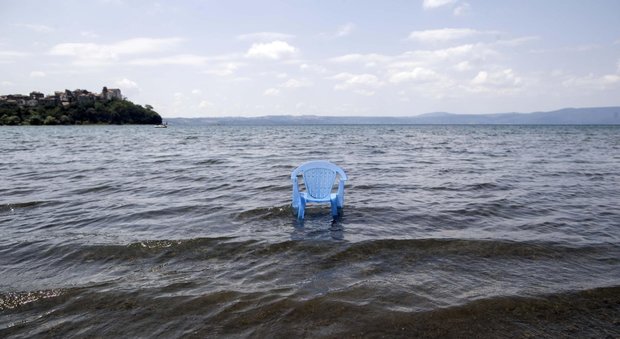 Bracciano, tragedia al lago: 17enne annega per recuperare il pallone