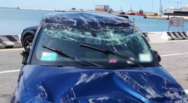 Incidente al porto di Ancona, turista di ritorno dalla Grecia si ribalta con l'auto durante lo sbarco