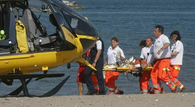 Morto in spiaggia a Cupra, malore fatale per un turista di Roma. I medici si calano dall'elisoccorso