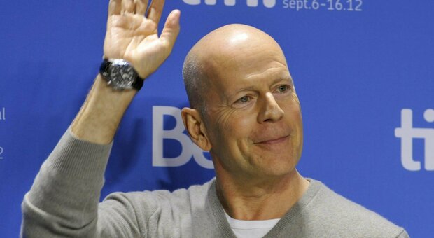 Bruce Willis si ritira dalla scena, la famiglia spiega il motivo: «Soffre di afasia»