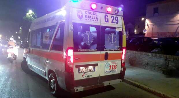 Un ubriaco e una donna in stato confusionale: le ambulanze li portano all'ospedale