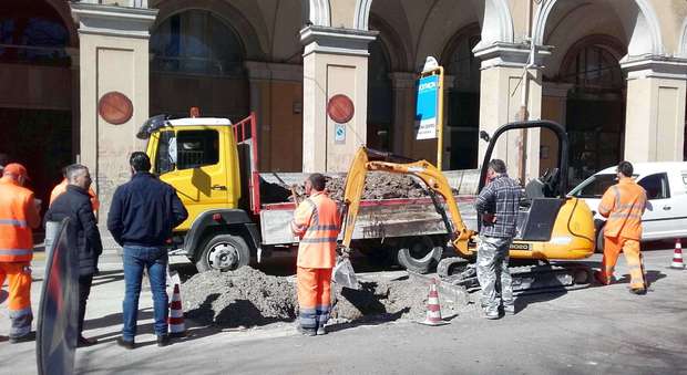 Ancona, l’asfalto di piazza Cavour è stato tradito dalla vecchia fogna