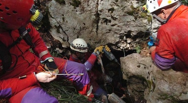 Tre speleologi bloccati nella grotta allagata: due estratti vivi, c'è un marchigiano. Il terzo è disperso