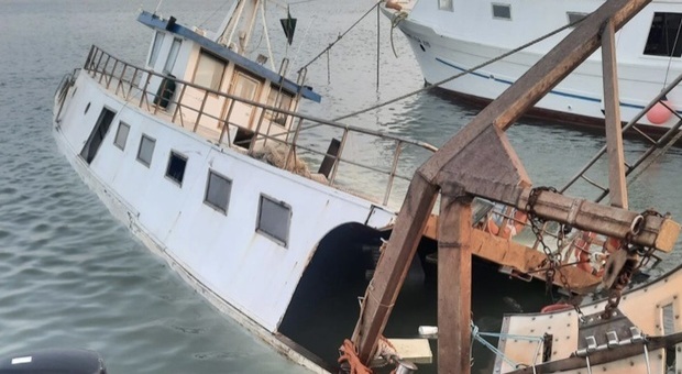 Porto San Giorgio, peschereccio affonda nella darsena, mistero sulle cause
